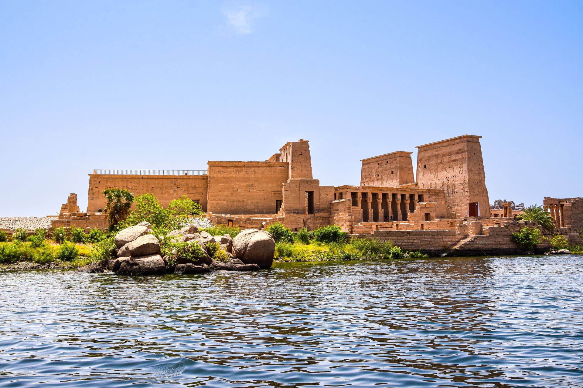 Temple de Philae vu depuis le Nil