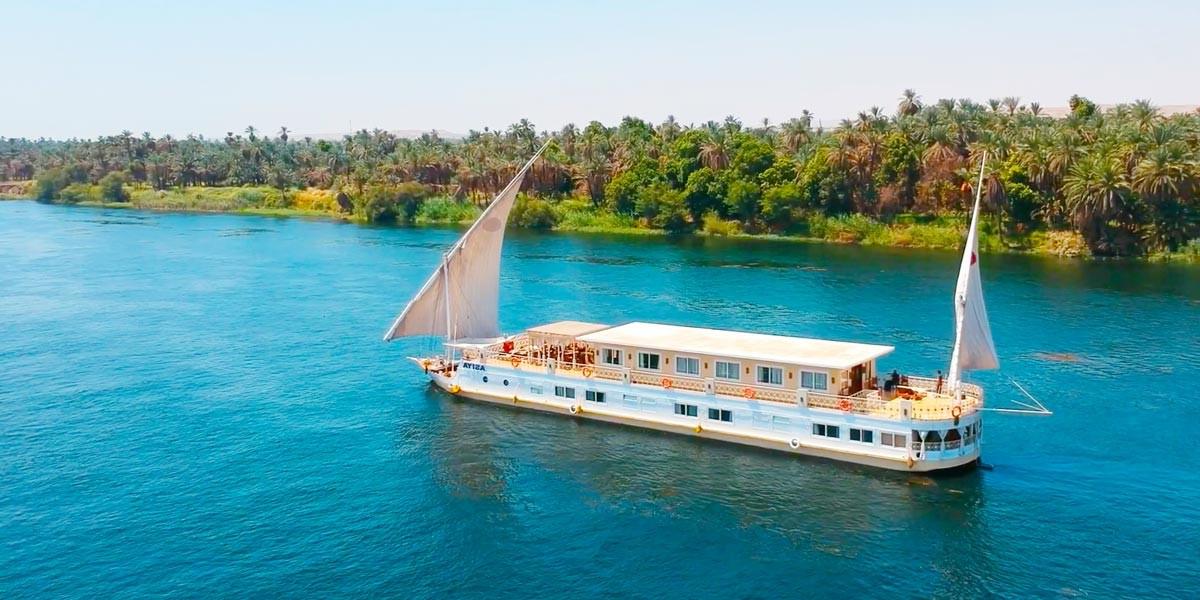 La dahabeya Qamar naviguant sur le Nil