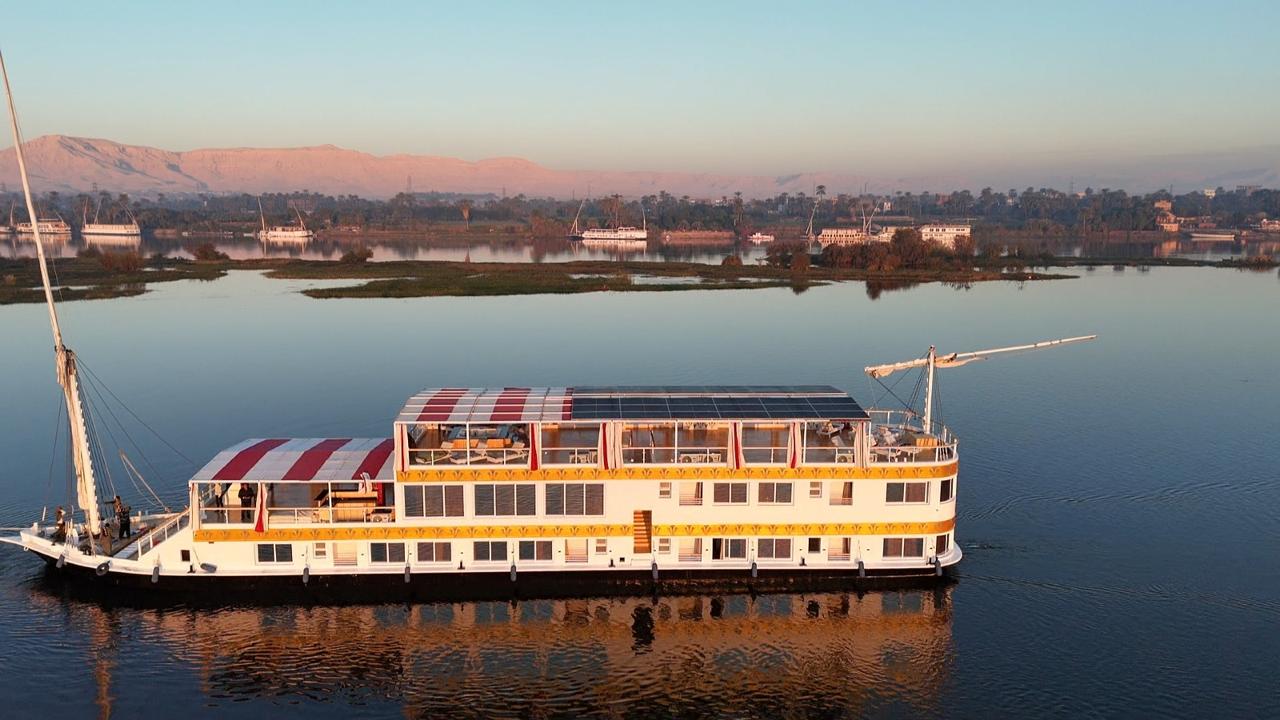 La dahabeya Mabrouka naviguant sur le Nil au coucher du soleil
