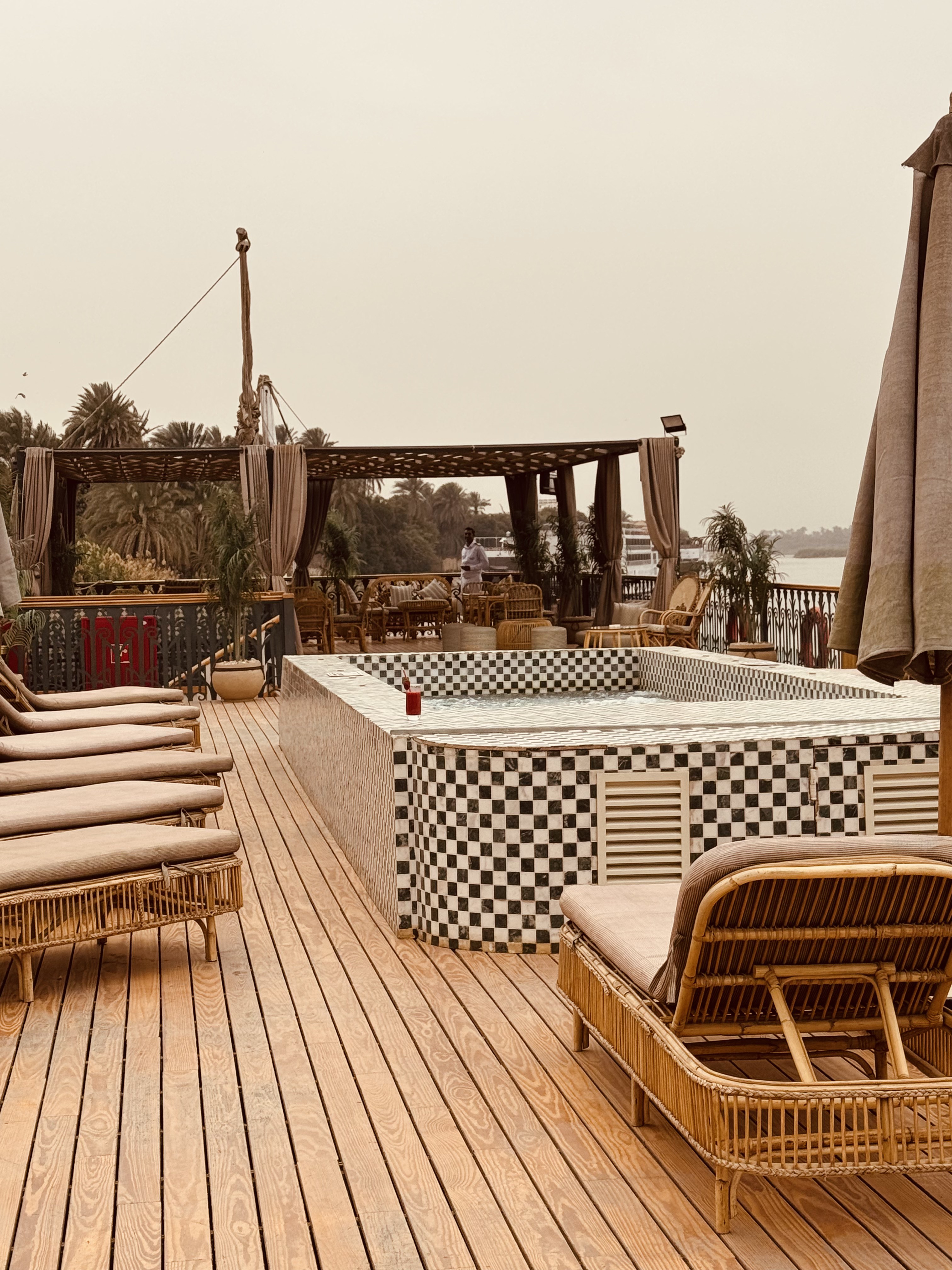 Pont supérieur et piscine de la Nile Majestic