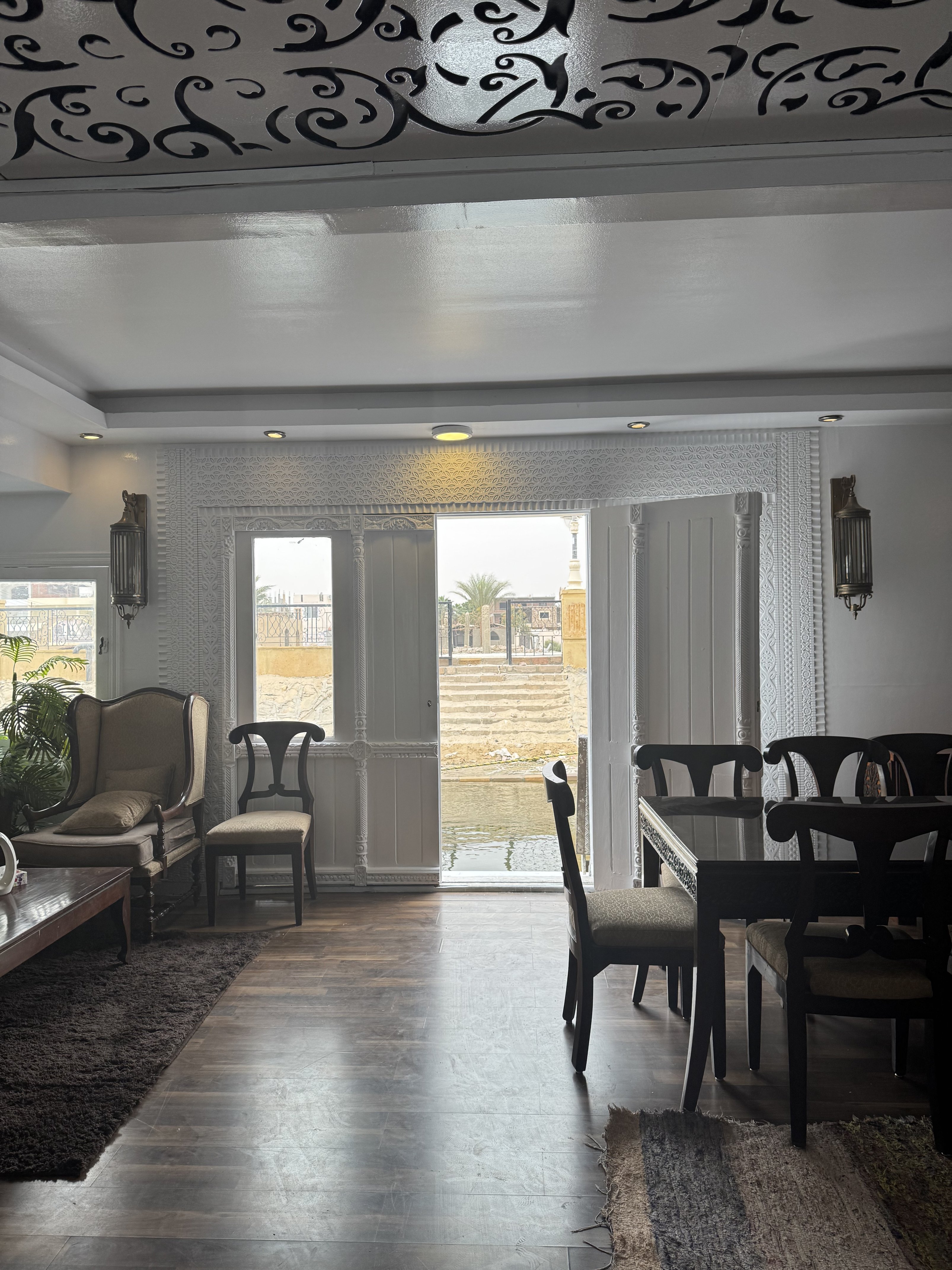 Salon intérieur de la dahabeya Qamar avec vue sur le Nil